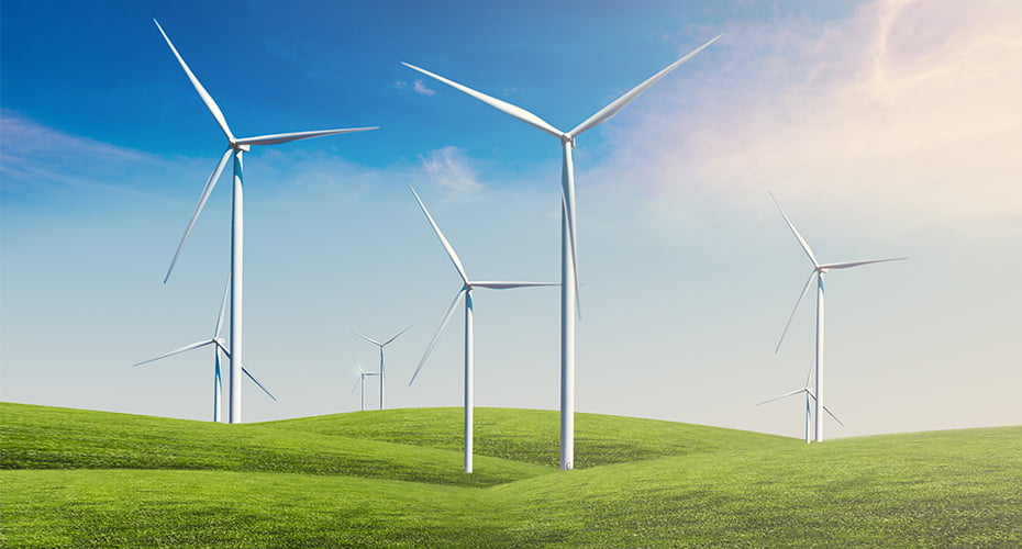 Turbinas de viento en campos verdes