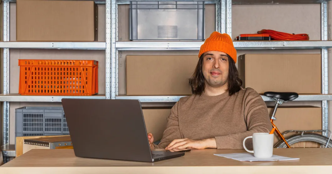 Hombre que trabaja en la computadora portátil