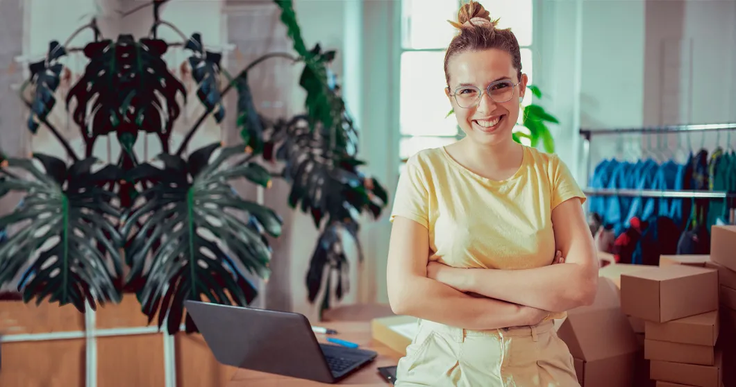 Joven empresaria sonriente en su oficina.