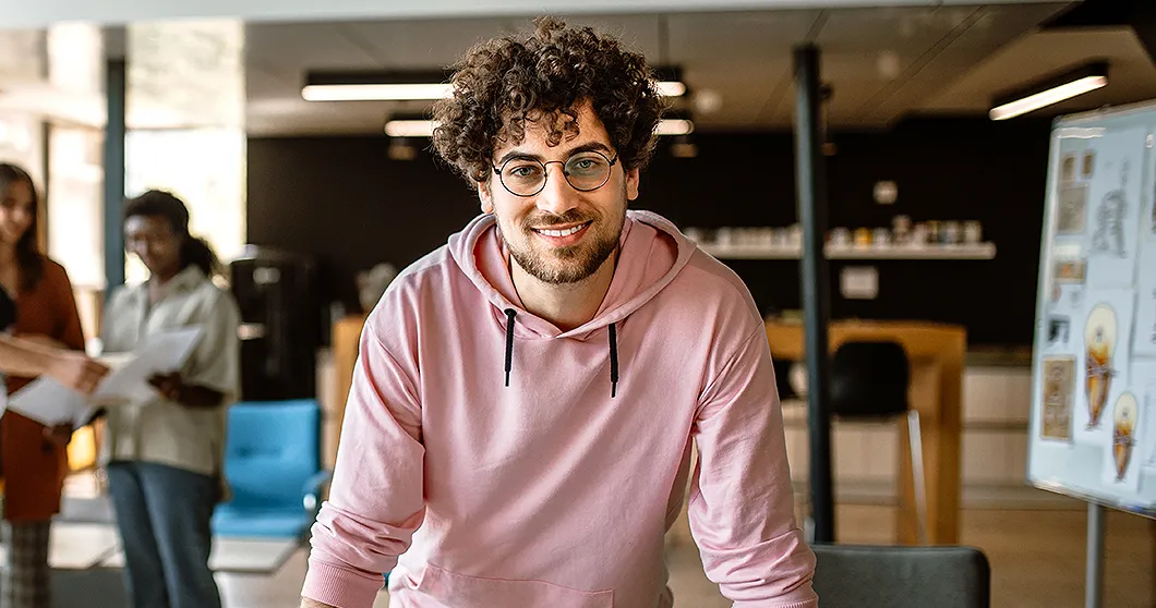 Joven empresario sonriente en una oficina creativa