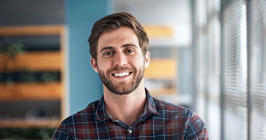 Joven diseñador sonriente en la oficina