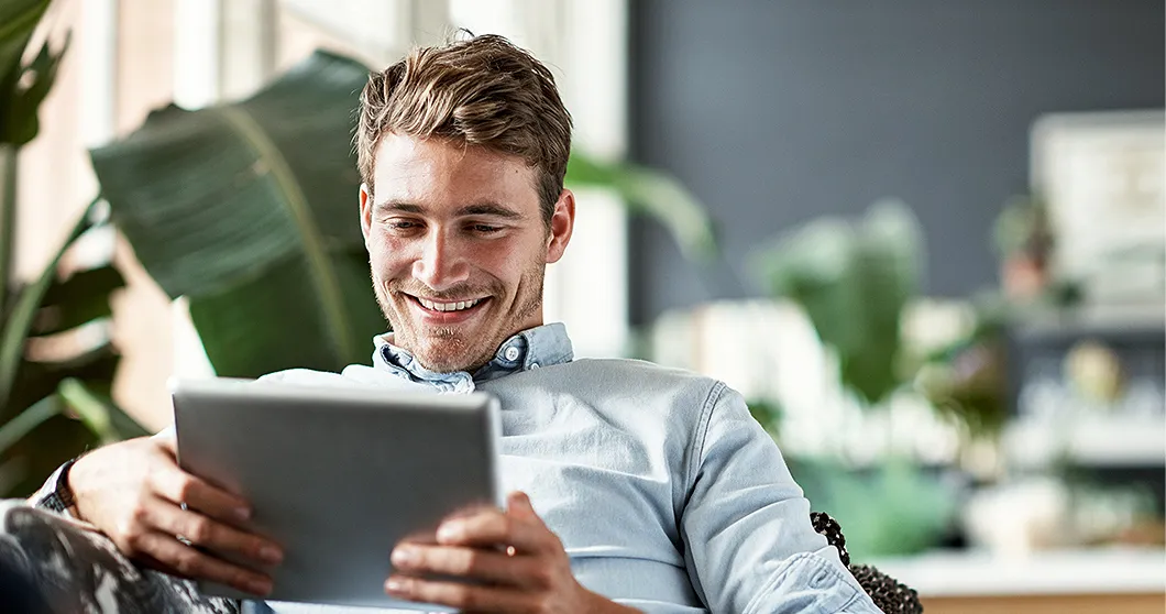 Tevreden man met tablet