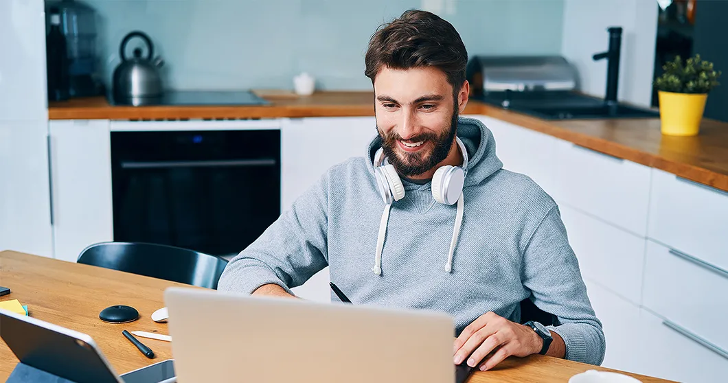 Joven diseñador gráfico en teletrabajo